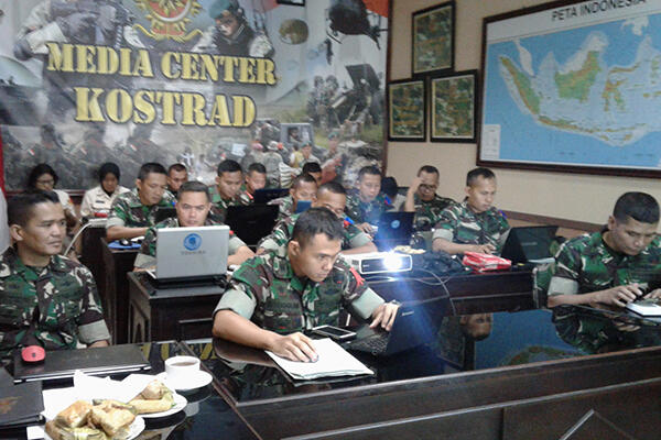 Tuntutan Profesionalitas Prajurit Dalam Serbuan Informasi