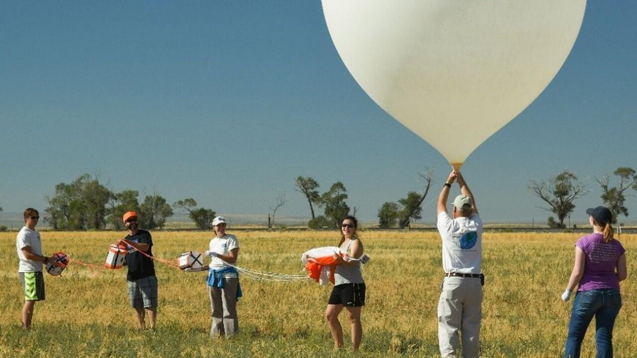 NASA Terbangkan Bakteri ke Antariksa Saat Gerhana Matahari. Ada Apa, ya?