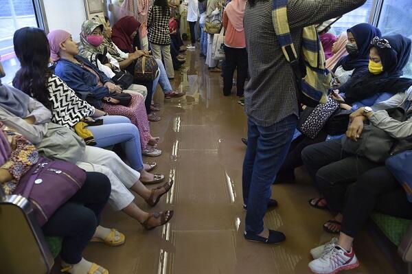 5 Hal yang Dikeselin Orang Pas Naik KRL