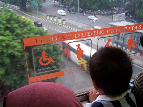 5 Hal yang Dikeselin Orang Pas Naik KRL