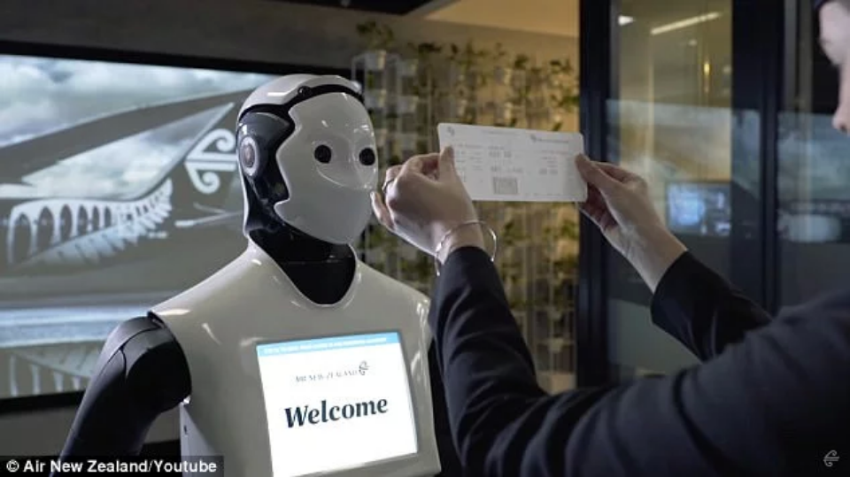 Robot Humanoid Bantu Proses Check-in di Bandara