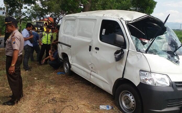 Ngeri Mobil  Pengangkut Uang Ratusan  Juta  Terguling 