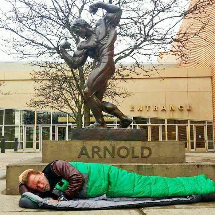 Arnold Tidur Depan Hotel Yang Ada Patung Nya Sendiri 