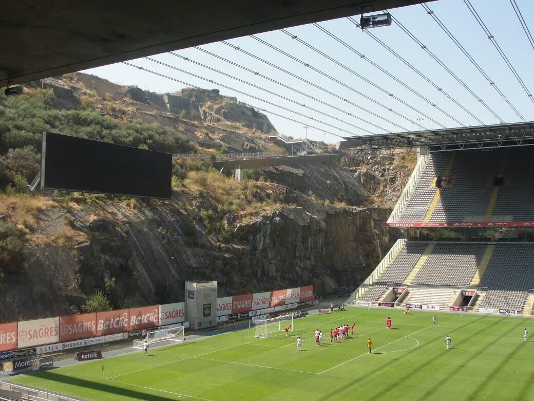 10 Stadion Sepakbola Ini Punya Pemandangan yang Luar Biasa, Bisa Bikin Mata Seger