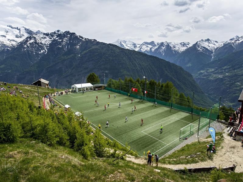 10 Stadion Sepakbola Ini Punya Pemandangan yang Luar Biasa, Bisa Bikin Mata Seger