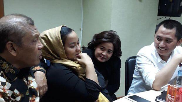 Merasa Tak Bersalah, Istri Bos First Travel Masih Bisa Tersenyum