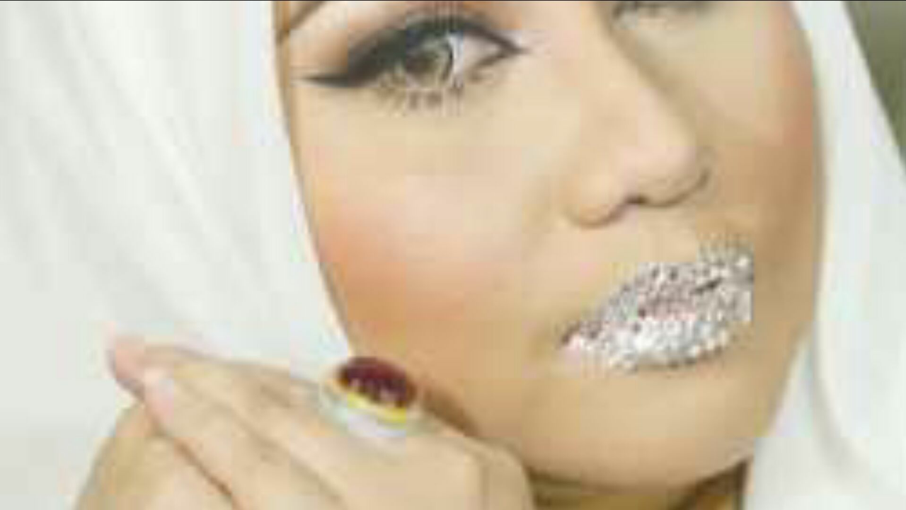 Viral! Foto Bibir Bos First Travel Anniesa Hasibuan Berhiaskan Kristal Swarovski