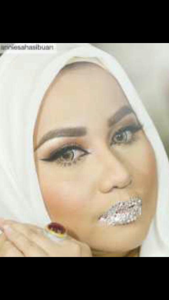 Viral! Foto Bibir Bos First Travel Anniesa Hasibuan Berhiaskan Kristal Swarovski