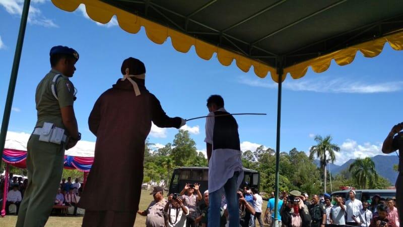Laki-laki Ini Dicambuk 126 Kali Setelah Berbuat Mesum di Semak-semak