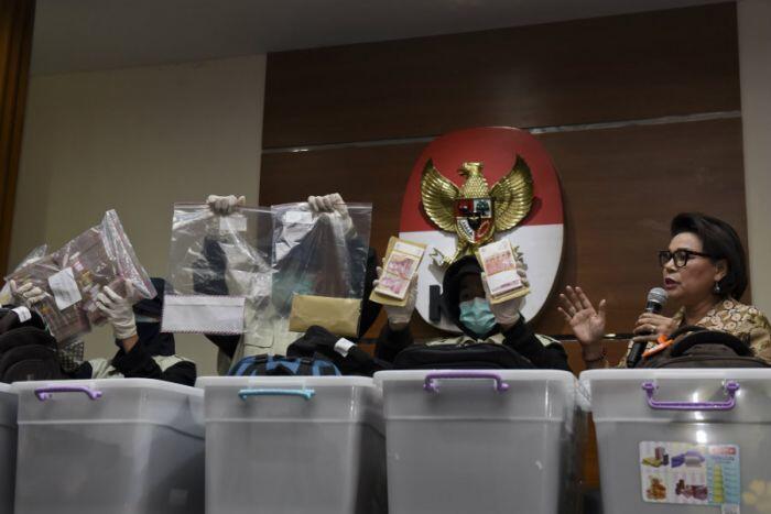 Butuh enam jam menghitung Rp18,9 miliar uang tunai