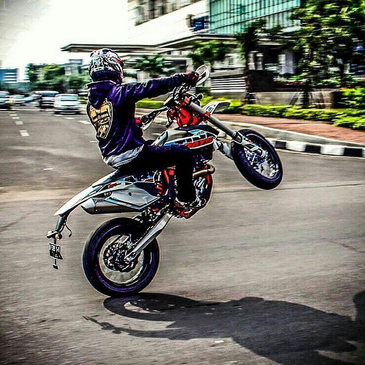 agan agan yang demen supermoto sharing disini yuk :)