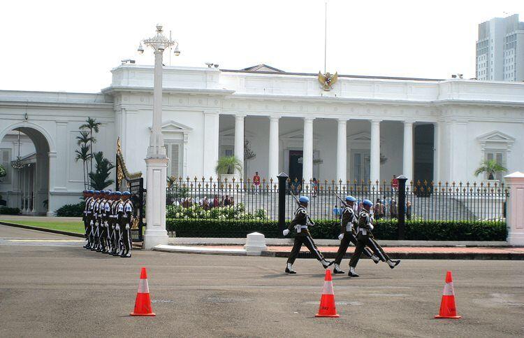 Heboh pria bugil mau masuk Istana Kepresidenan, teriak minta kawin
