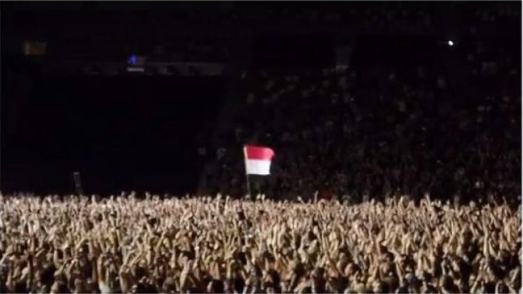 Merah Putih satu-satunya yang berkibar di konser Foo Fighter, keren