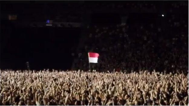 Merah Putih satu-satunya yang berkibar di konser Foo Fighter, keren