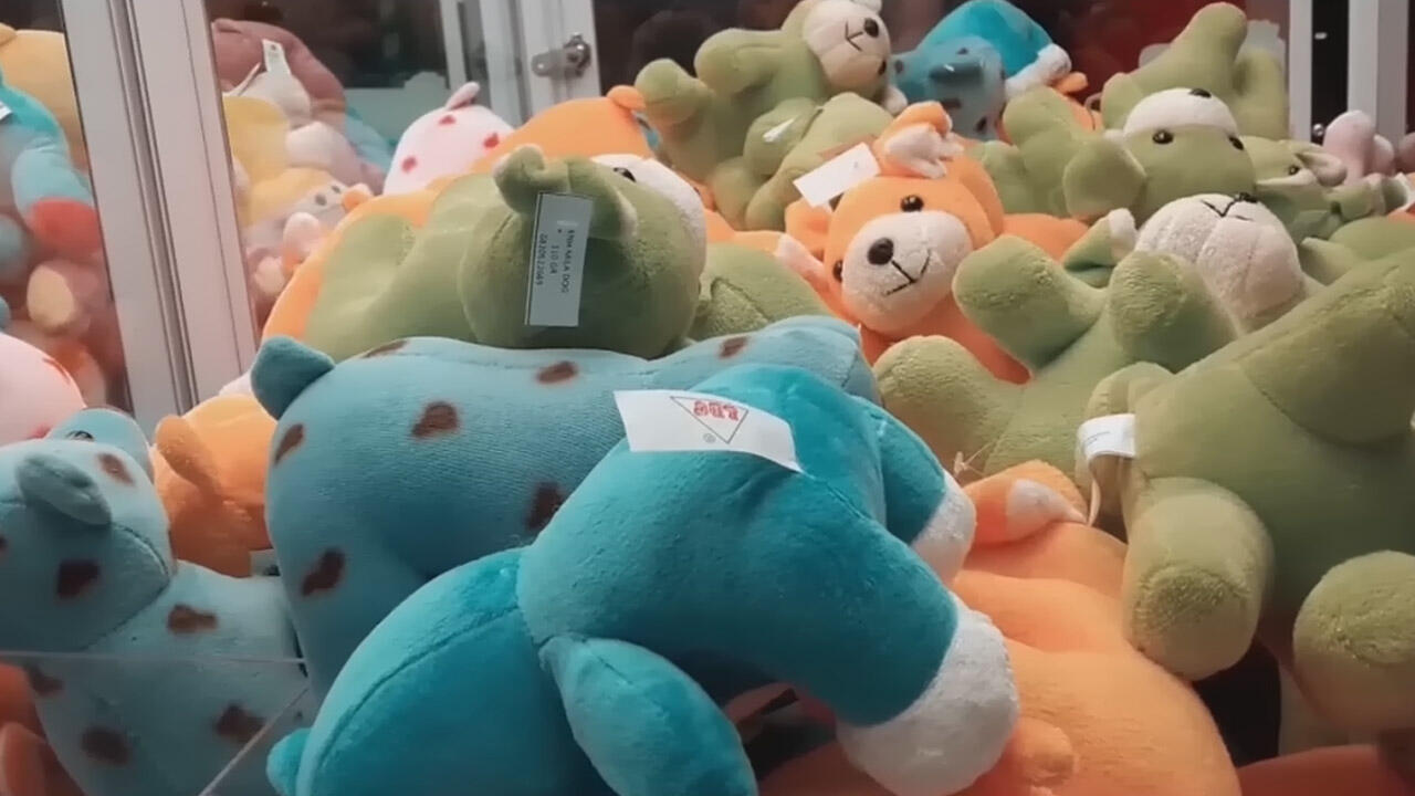 Susah dapat boneka capit ? Ternyata begini caranya ... ( Bukan tombol kunci ya )