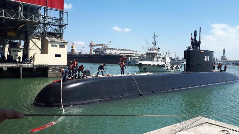 Kapal Selam KRI Nagapasa Pesanan dari Korea Tiba di Surabaya