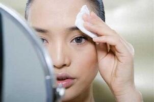 &#91;GATSUONE INFO&#93; Lupa Hapus Make Up Sebelum Tidur? Ini yang Harus Sista Lakukan