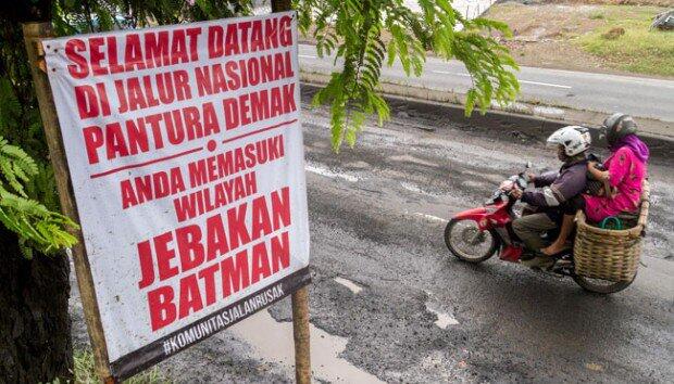 Jalan Rusak Ini Membuktikan Orang Indonesia Pintar Bikin Fakta Miris Menjadi Komedi