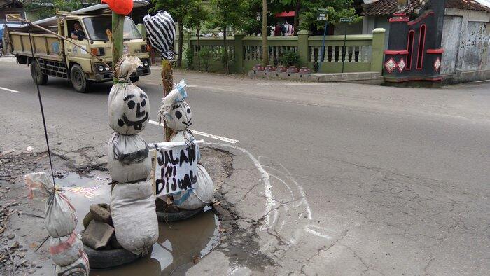 Jalan Rusak Ini Membuktikan Orang Indonesia Pintar Bikin Fakta Miris Menjadi Komedi