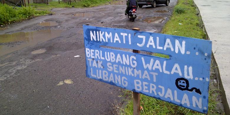 Jalan Rusak Ini Membuktikan Orang Indonesia Pintar Bikin Fakta Miris Menjadi Komedi