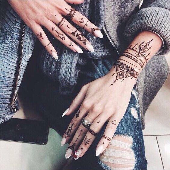 Desain Henna Ini Bukan Cuma Cantik Dilihat, Tapi Juga Bisa Dicoba Loh.