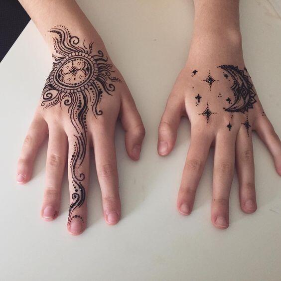 Desain Henna Ini Bukan Cuma Cantik Dilihat, Tapi Juga Bisa Dicoba Loh.