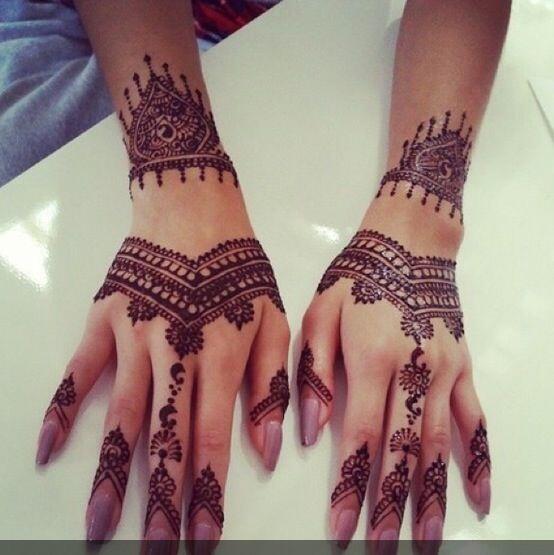 Desain Henna Ini Bukan Cuma Cantik Dilihat, Tapi Juga Bisa Dicoba Loh.