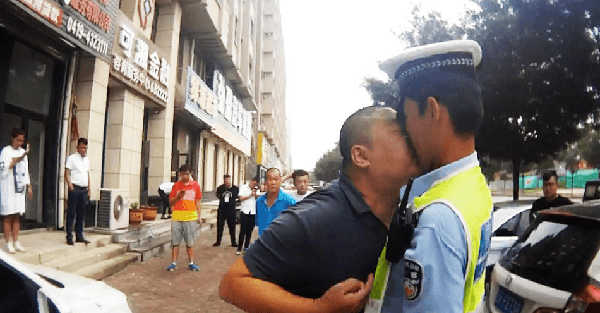 Cium Pak Polisi Jadi Cara Cowok Ini Biar Enggak Ditilang