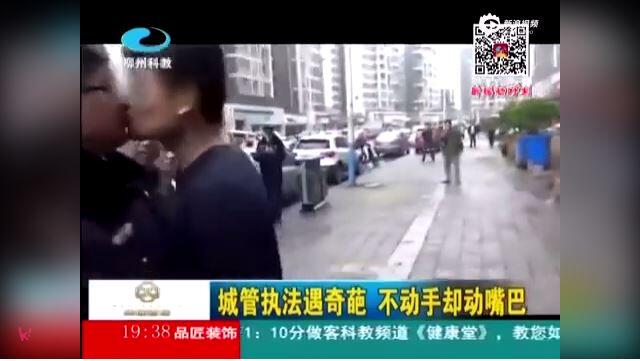 Cium Pak Polisi Jadi Cara Cowok Ini Biar Enggak Ditilang