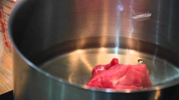 Trik Masak Kaldu Daging, Perlukah Air Rebusan Pertama Dibuang?