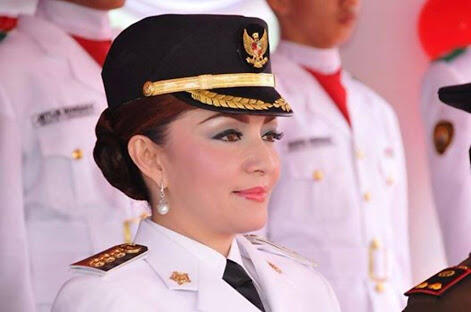 4 Bupati dan mantan bupati cantik ini berstatus single ketika menjabat