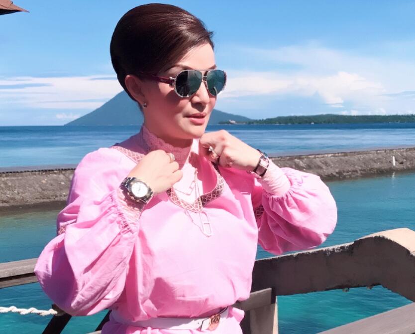 4 Bupati dan mantan bupati cantik ini berstatus single ketika menjabat