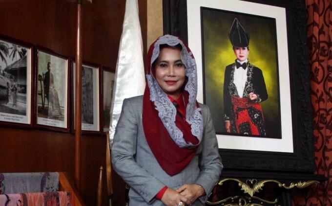 4 Bupati dan mantan bupati cantik ini berstatus single ketika menjabat