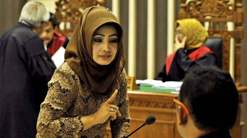 4 Bupati dan mantan bupati cantik ini berstatus single ketika menjabat