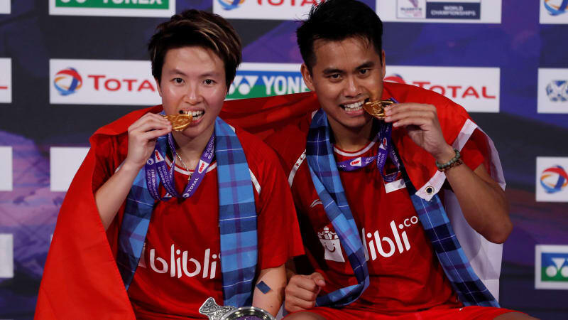 Atlet-atlet yang Menggigit Medalinya