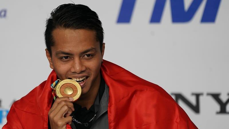 Atlet-atlet yang Menggigit Medalinya