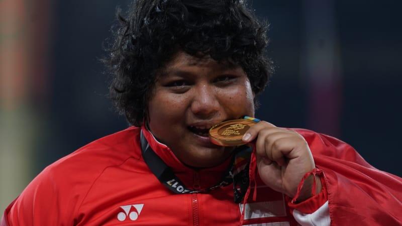 Atlet-atlet yang Menggigit Medalinya