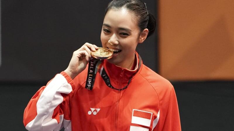 Atlet-atlet yang Menggigit Medalinya