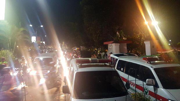 Warga Menyemut Tunggu Kedatangan Jokowi di Masjid Agung Sukabumi