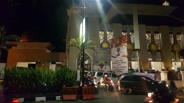Warga Menyemut Tunggu Kedatangan Jokowi di Masjid Agung Sukabumi