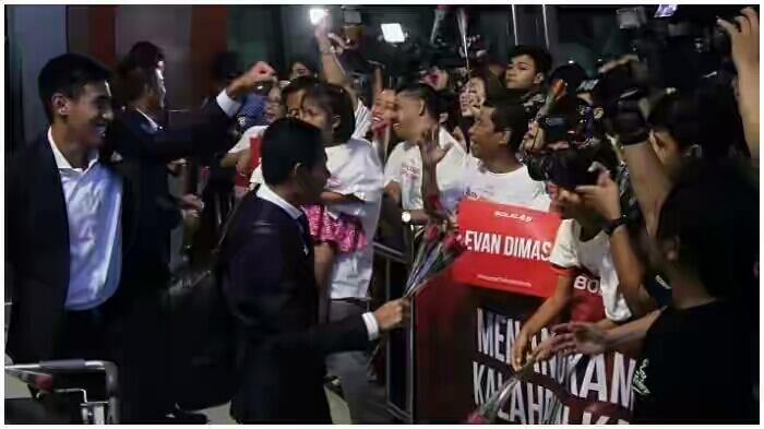 Pemain Timnas Tiba di Indonrsia dengan Jas yang Menawan.