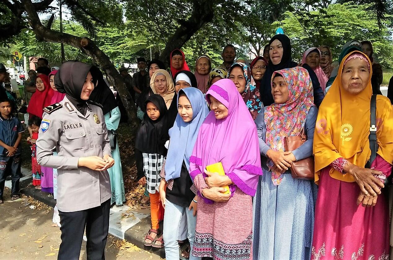 Loh, Polwan Cantik Ini Ngapain Ke Terminal Kertawangunan?