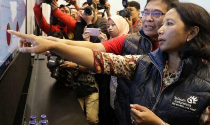 Menteri Rini Nangis Saat Pantau Perbaikan Satelit Telkom