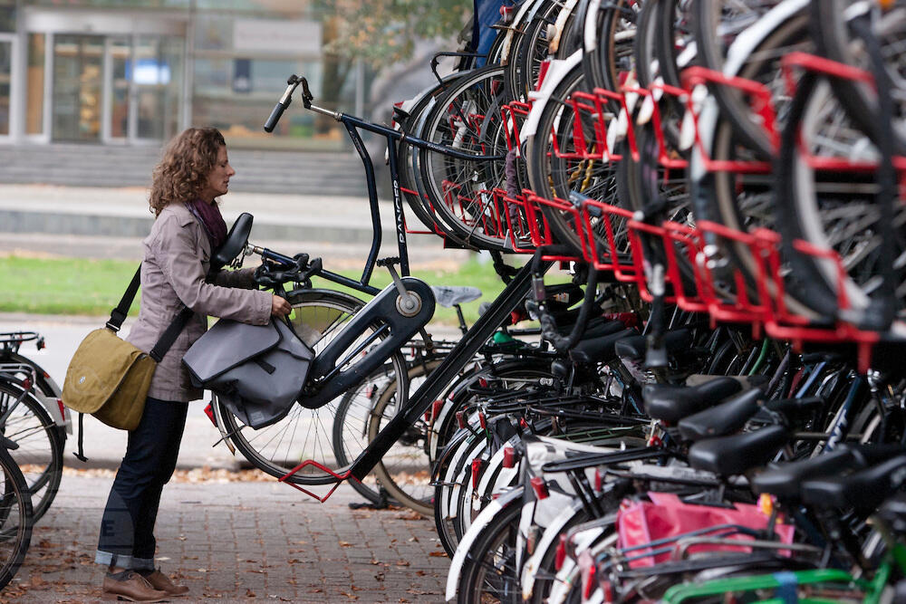 Keren Belanda Bikin Tempat Parkir  Sepeda Terbesar di 
