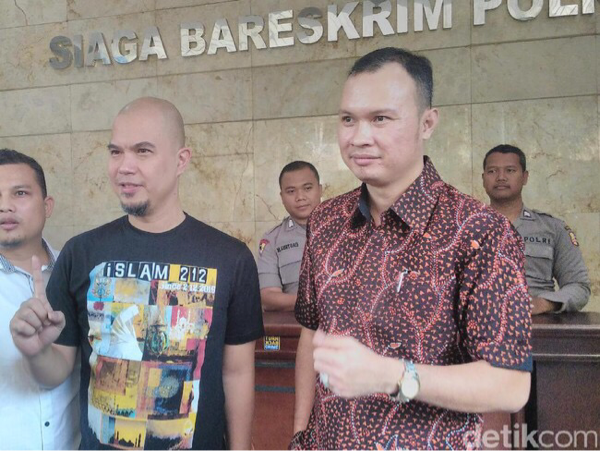 Ahmad Dhani Jualan Baju, Laku Nggak Ya?