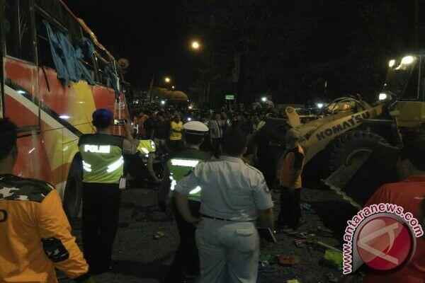 BREAKING NEWS. Bus Hantam Sejumlah Kendaraan Di Kudus, 5 Tewas Dan Puluhan Luka-luka