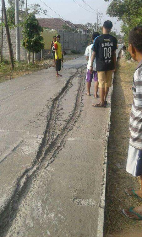 Jejak di jalan cor basah ini bikin bingung siapa sebenarnya yang lewat