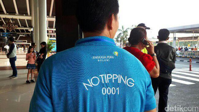Curhat Porter Bandara Cengkareng yang Kini Gratis: Semangatnya Beda