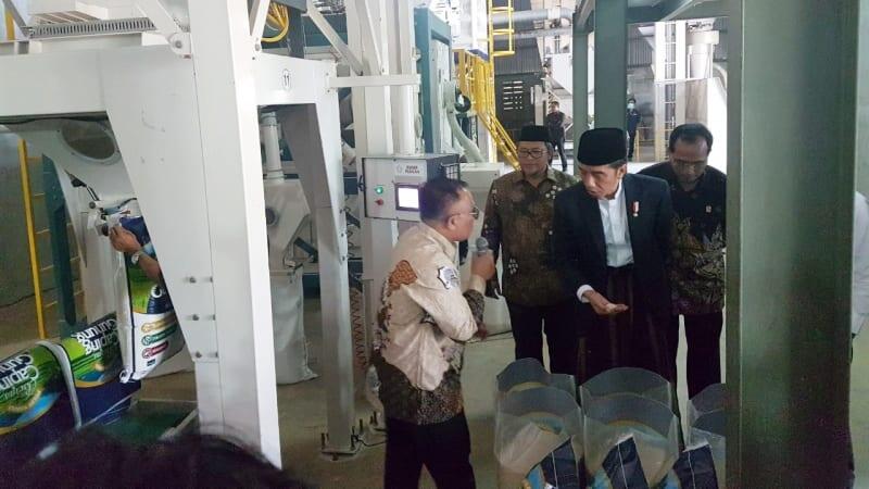 Pakai Sarung, Jokowi Blusukan ke Pabrik Beras di Sukaraja