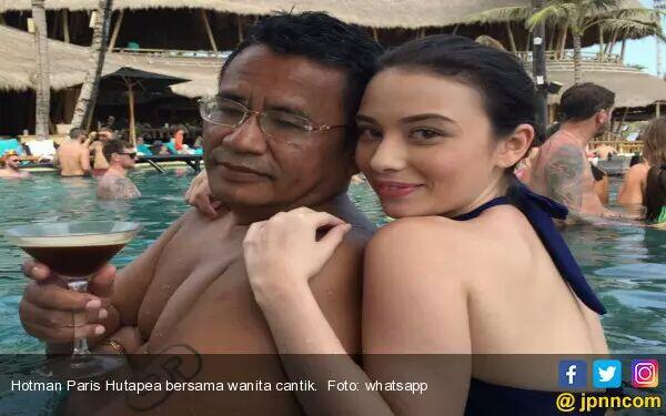 Begini Jawaban Hotman Paris Soal Posenya Dipeluk Cewek Berbikini